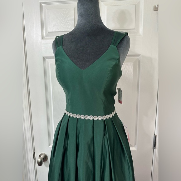 Blondie Nites Emerald Gown w/ Crystal Details size 1 NWT 
Aline Satin Never Worn - Picture 3 of 16